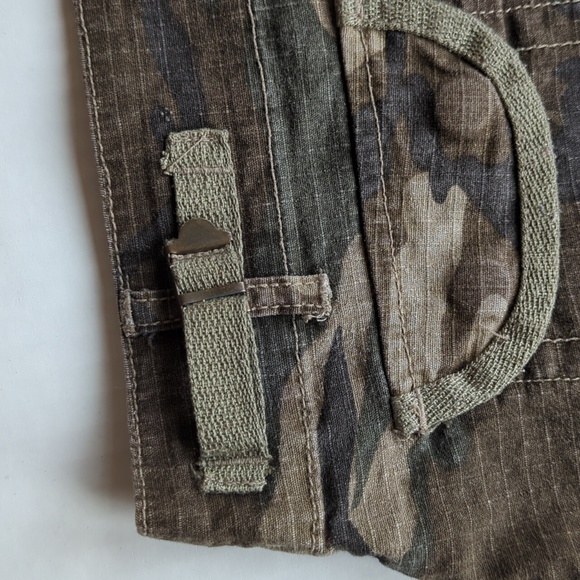 Zoey Beth Embroidered Camo Frayed Hem Pleated Grommet Mini Skirt M Green Y2K - Picture 12 of 16